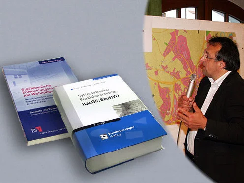 Referent Hans-Peter Dürsch mit Mikrofon vor Fachbüchern und Stadtplan