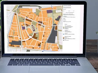 Laptop mit digitalem Stadtplan im Büro