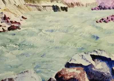 Ölgemälde einer grünen Graslandschaft mit violett-blauen Felsen im Vordergrund und sanften Hügeln im Hintergrund.